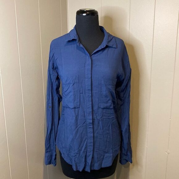 Lolë Small Button Down Long Sleeve Shirt Casual Hidden Buttons - Picture 1 of 7
